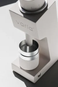 Varia VS3 дозираща чаша на фона на кафемелачка