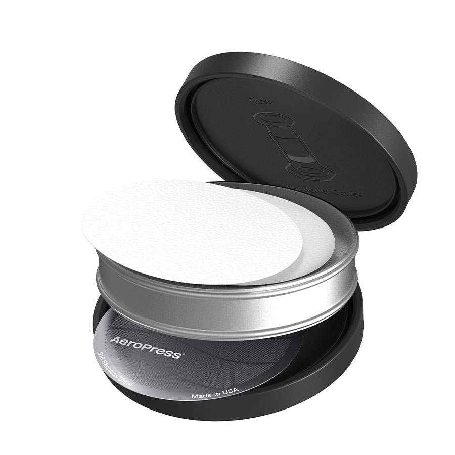 Черен калъф за AeroPress филтри за пътуване, отворен с отделение за хартиени филтри