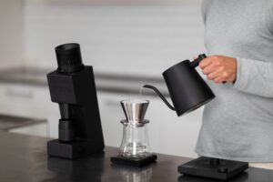 Varia Flo уред за кафе и Varia AURA Smart Kettle.