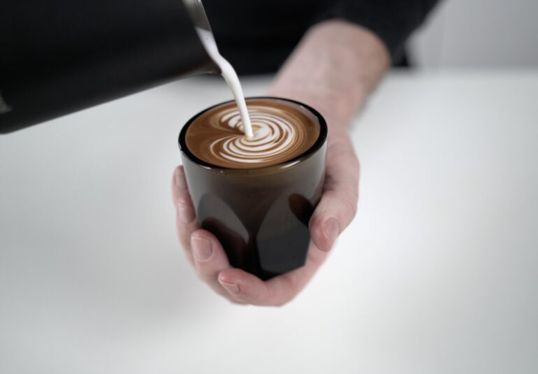 Бариста използва перфектната микропяна, приготвена със Subminimal NanoFoamer Pro