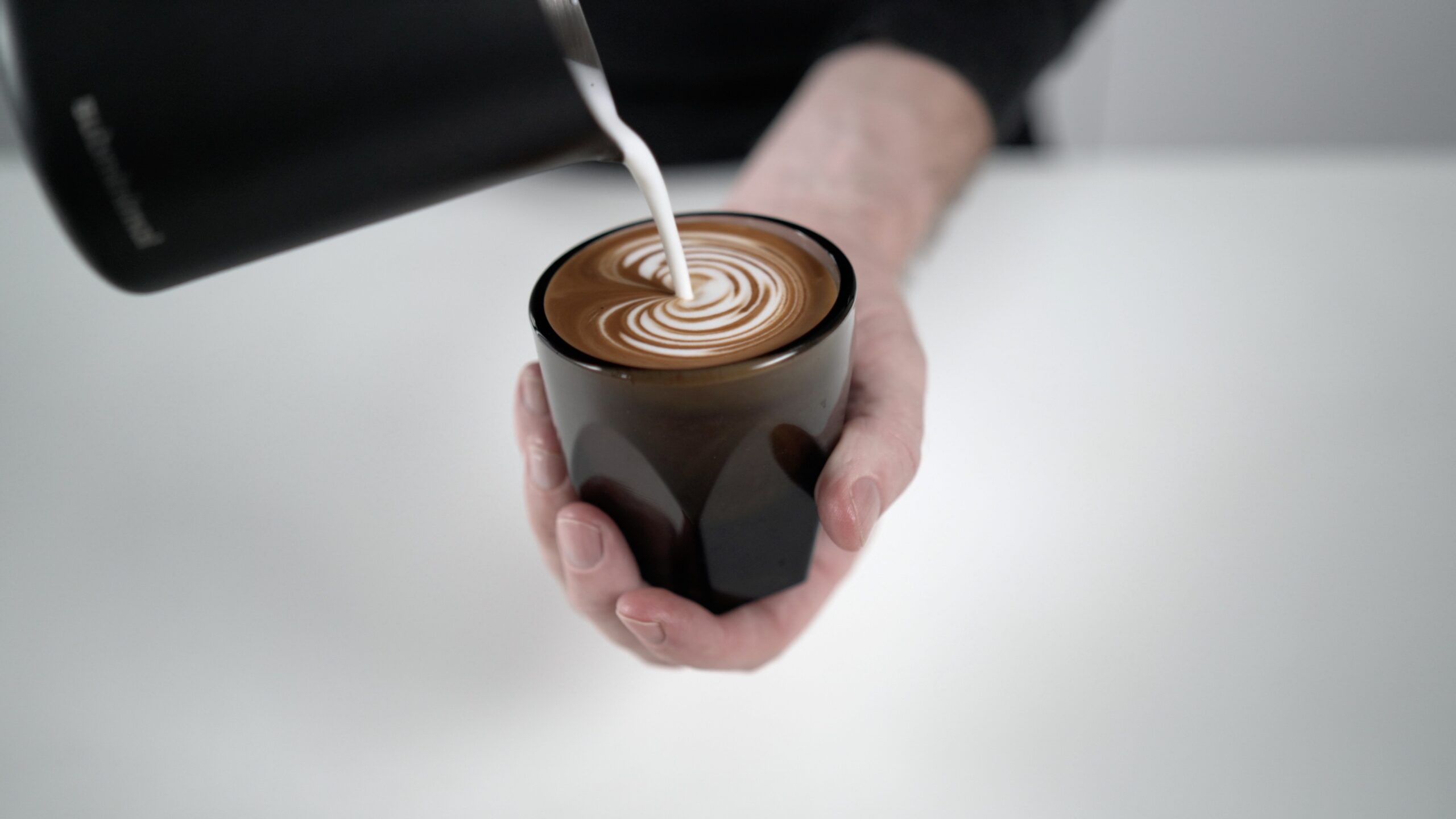 Бариста използва перфектната микропяна, приготвена със Subminimal NanoFoamer Pro