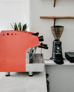 Елегантна 2-групова кафемашина Fiamma Caravel в кафене.