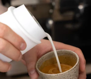 професионален питчер за мляко flowtip white