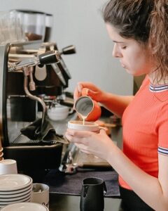 Бариста работи с мултибойлерна кафемашина Fiamma Astrolab 2