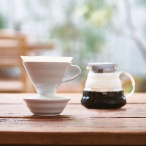 Hario V60 дрипер поставен върху керамична подложка за отцеждане